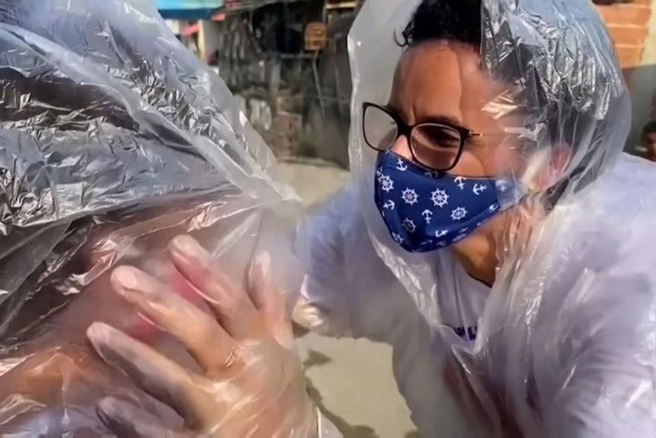 La maestra entrega ropa protectora, mascarillas y dulces a sus alumnos. (Foto: Oficial)