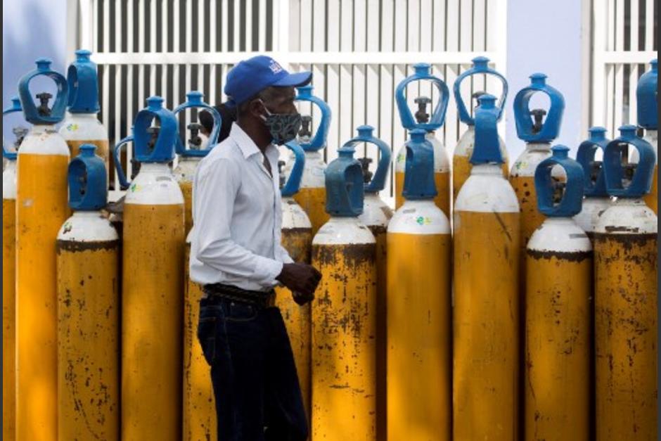 La empresa proveedora de oxígeno en hospitales nacionales señala que podrían dejar de prestar el servicio. El Ministerio de Salud busca un mecanismo legal para evitar que esto ocurra. (Foto: AFP)