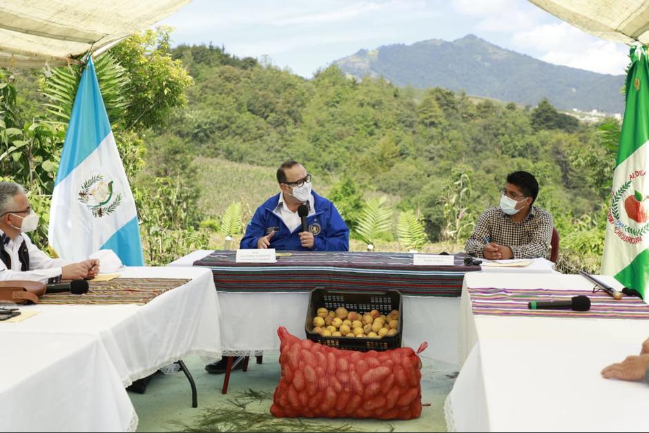 El presidente Alejandro Giammattei visitó la aldea Los Duraznales, de Concepción Chiquirichapa, Quetzaltenango. (Foto: Presidencia)