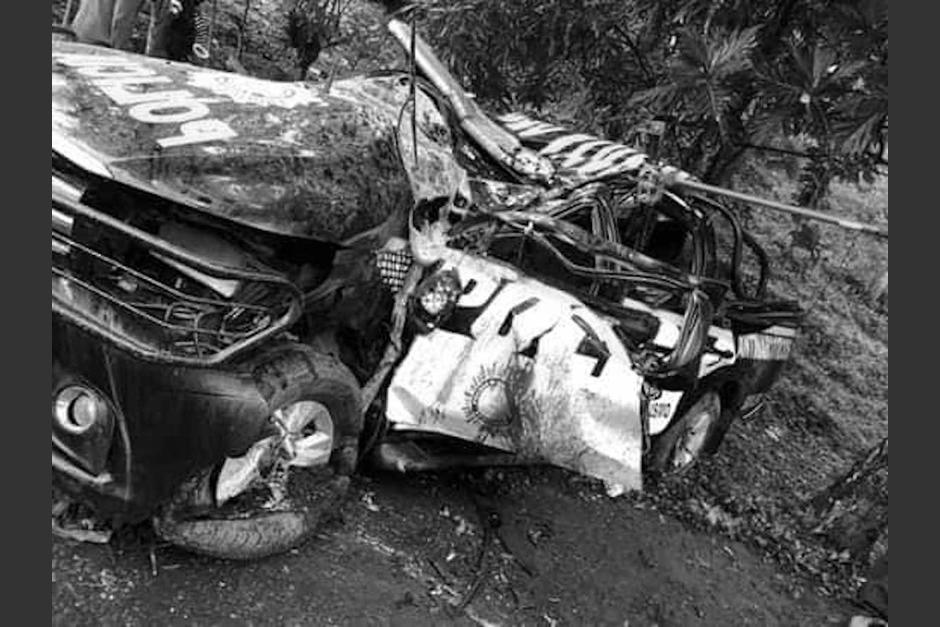 Autopatrulla de la PNC se accidenta en Izabal y fallece uno de los agentes. (Foto: Cortes&iacute;a)