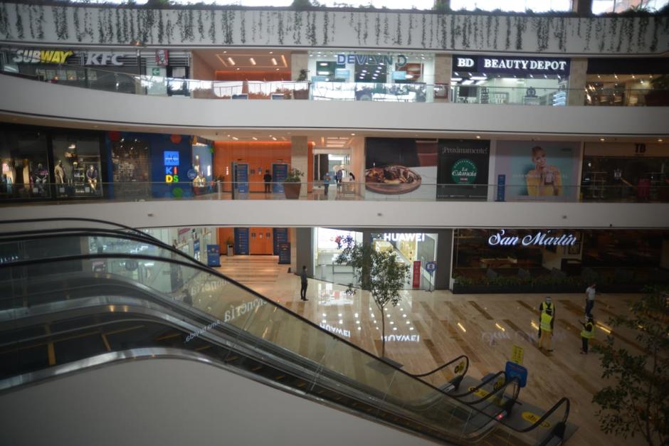 El centro comercial Miraflores abri&oacute; sus puertas este viernes a la nueva normalidad. (Foto: Wilder L&oacute;pez/Soy502)