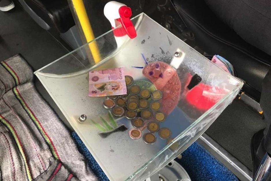 Un transportista tuvo la idea de instalar un &aacute;rea de desinfecci&oacute;n de monedas y manos para los pasajeros. (Foto: Excelsior)