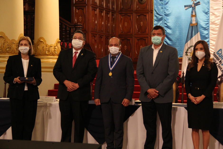 Los cient&iacute;ficos esperaron hasta este 1 de junio para recibir el reconocimiento por su aporte a la ciencia. (Foto: Fredy Hern&aacute;ndez/Soy502)