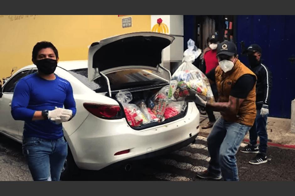 El guatemalteco Jorge Vega don&oacute; v&iacute;veres a la asociaic&oacute;n de "El Patojismo&middot;". (Foto: El Patojismo)