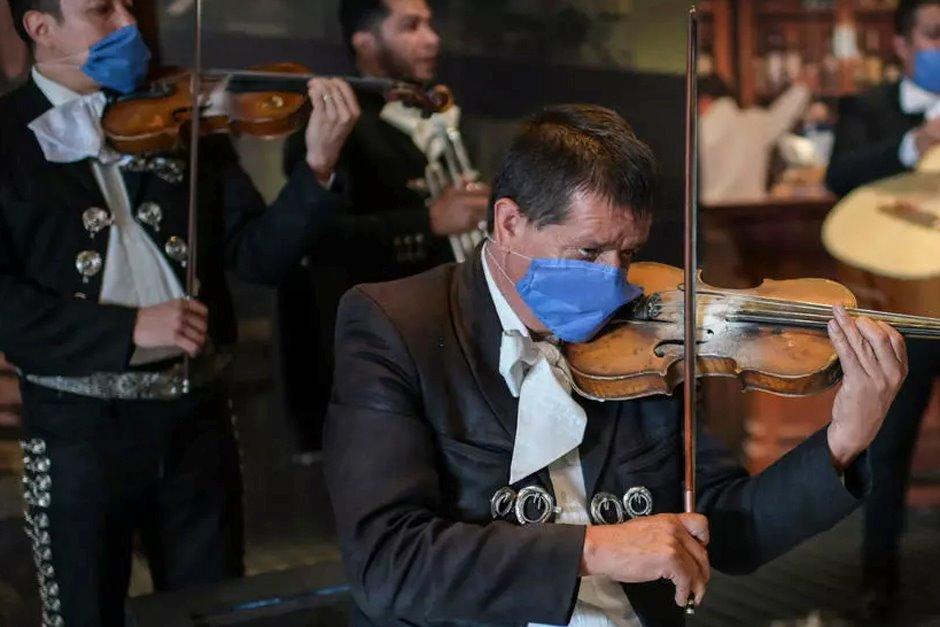 Mariachis, rockeros, tríos y músicos de jazz claman por ayuda. (Foto: AFP)