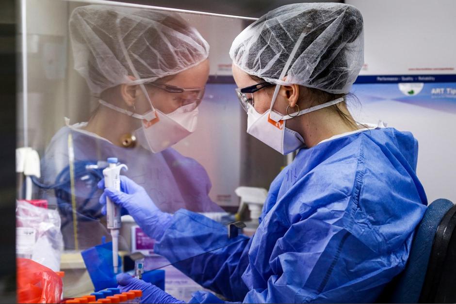 M&aacute;s de 40 m&eacute;dicos han dado positivo para Covid-19. (Foto: AFP)