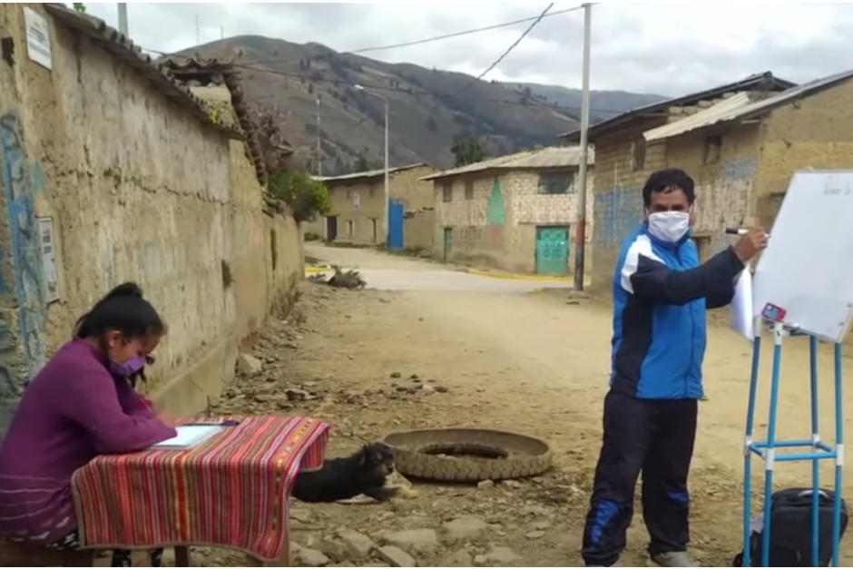 Un maestro en Per&uacute; camina decenas de kil&oacute;metros para dar clases a sus alumnos sin acceso a Internet. (Foto captura YouTube)