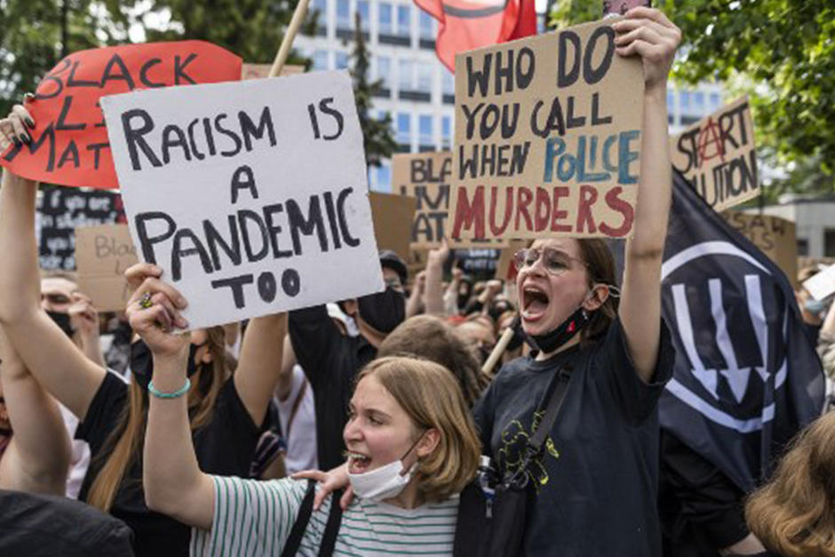 Manifestantes frente a la embajada de EE. UU. En Varsovia, Polonia (Fotografía: AFP)