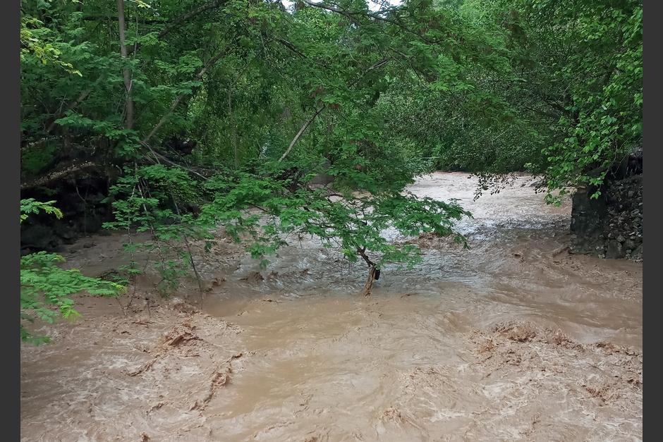 El r&iacute;o que recorre por el municipio de Nent&oacute;n aument&oacute; su caudal y ha provocado estragos en el centro del municipio. (Foto: Facebook)