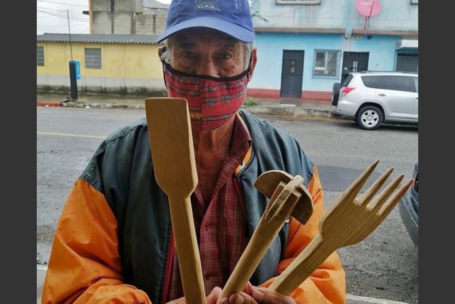 El hombre no ha perdido sus ganas de salir adelante y ahora elabora estos utensilios que vende en la vía pública. (Foto: Brian Cermeño)