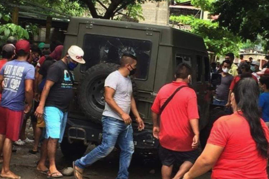 Un grupo de vecinos enfrenta a las fuerzas de seguridad en rechazo al puesto de control de la SAT estableci&oacute; en el lugar y que logr&oacute; el decomiso de producto de contrabando. (Foto: Archivo/Soy502)