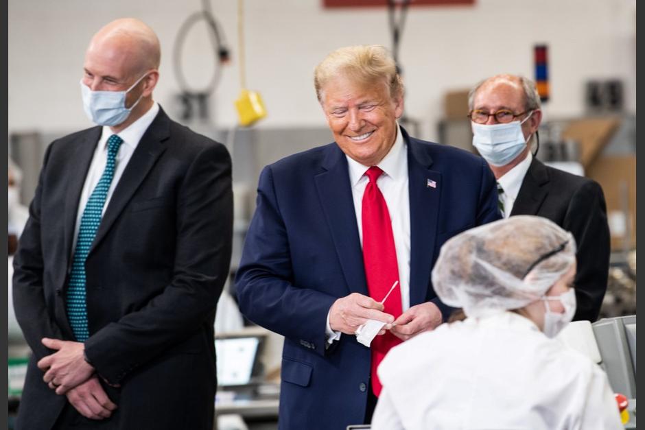 Las pruebas creadas durante la visita de Trump a la f&aacute;brica no podr&aacute;n ser utilizadas para detectar el nuevo coronavirus. (Foto: AFP)