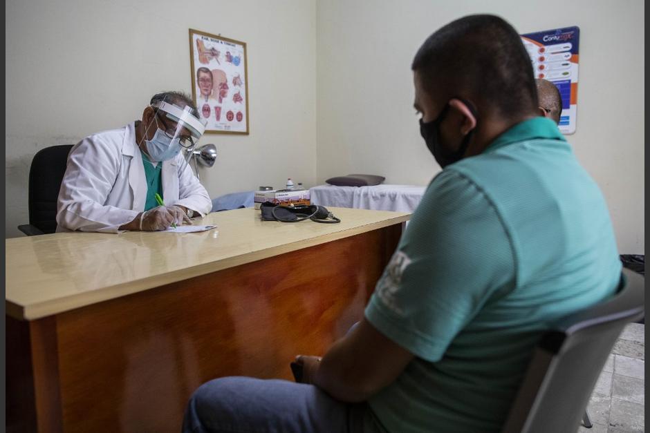 Debes estar al pendiente de los síntomas, si crees haber sido contagiado de COVID-19. (Foto: con fines ilustrativos/ AFP)&nbsp;