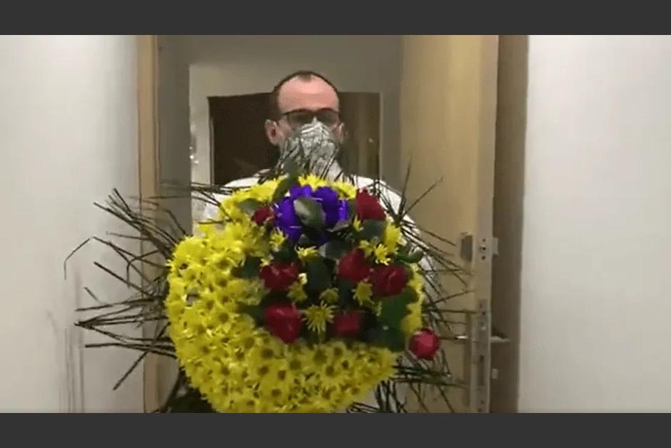 Un médico de Colombia recibió una corona fúnebre luego de la muerte de un paciente por Covid-19. (Foto: Twitter/@chikistrakiz)