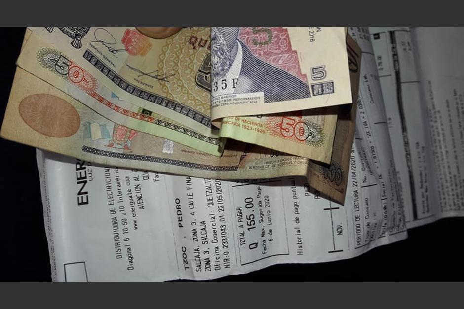 El muchacho encontr&oacute; el recibo con el monto a pagar, por lo que decidi&oacute; ayudar al desafortunado hombre que perdi&oacute; el dinero. (Foto: Efren Estrada Hern&aacute;ndez)