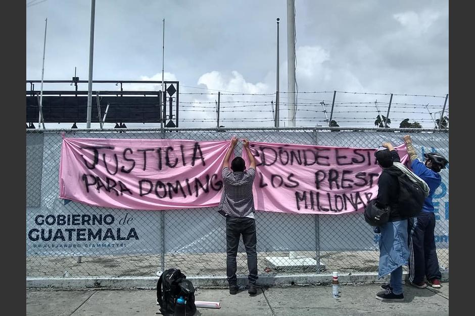 Los manifestantes criticaron varios incidentes en sus mantas. (Foto: El Gafete/Facebook)