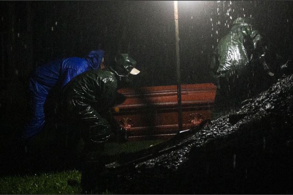 Los entierros se realizan de una manera apresurada sin que sean vistos por las personas. (Foto: AFP)