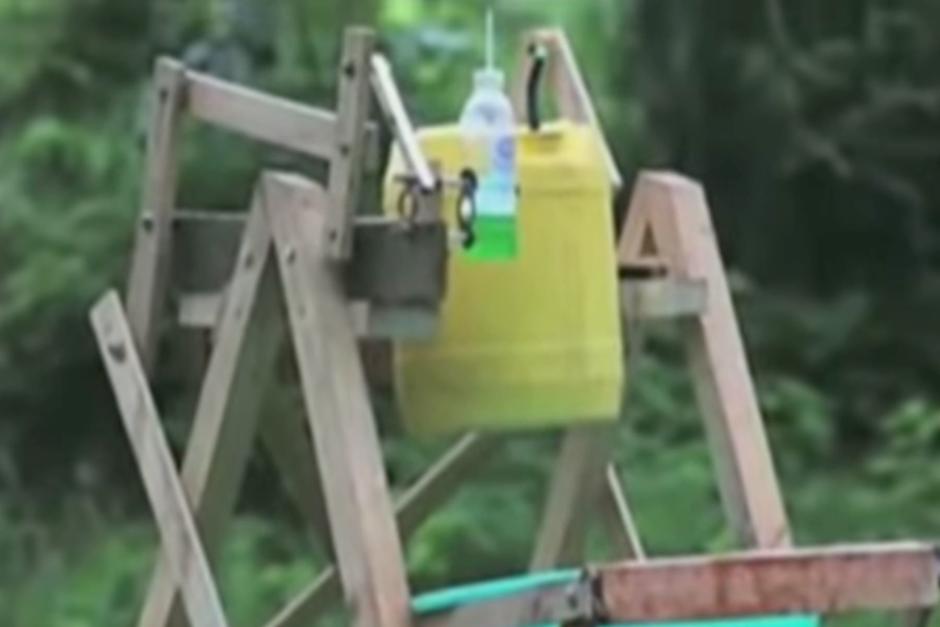 Un pequeño construyó una máquina lavamanos para que su familia pudiera evitar el coronavirus. (Foto: Captura de pantalla)