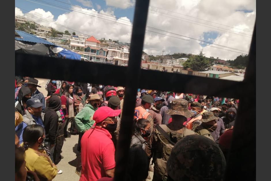 Dos fiscales del MP a&uacute;n contin&uacute;an detenidos por pobladores de Santa Catarina Ixtahuac&aacute;n, Solol&aacute;. (Foto: Cortes&iacute;a/Soy502)