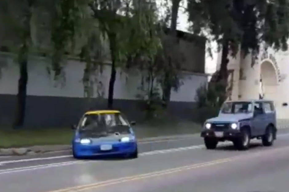 Un video compartido en redes sociales muestra el momento en que un autom&oacute;vil pierde el control sobre la avenida Hincapi&eacute; y casi provoca un accidente. (Foto: Twitter)