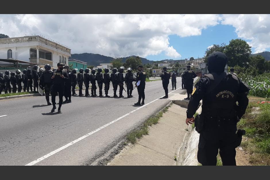 Pobladores de Santa Catarina Ixtahuac&aacute; bloquearon el &aacute;rea conocida como Cumbre de Alaska, lugar a donde movilizaron antimotines. (Foto: PNC)