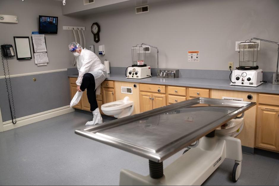 Un empleado de la morgue se prepara para un d&iacute;a de trabajo en una funeraria de Nueva Jersey, Estados Unidos. (Foto con fines ilustrativos /AFP)&nbsp;