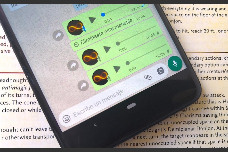 Sí, ahora es posible escuchar tus notas de voz antes de enviarlas. (Foto: Xataka)