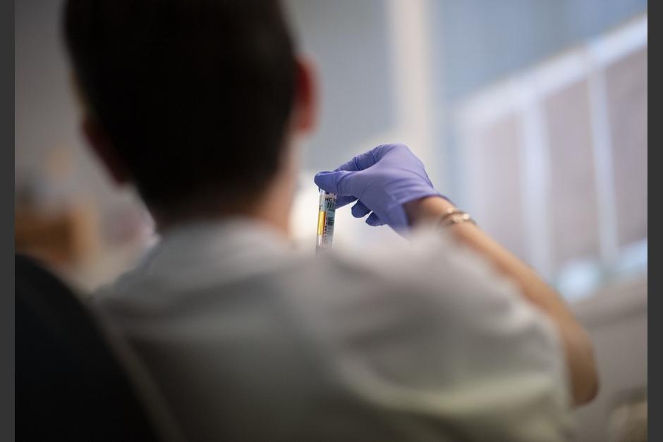 Un estudio en el Reino Unido estableció que el esteroide reduce en un tercio la mortalidad entre pacientes más graves de Covid-19. (Foto: AFP)
