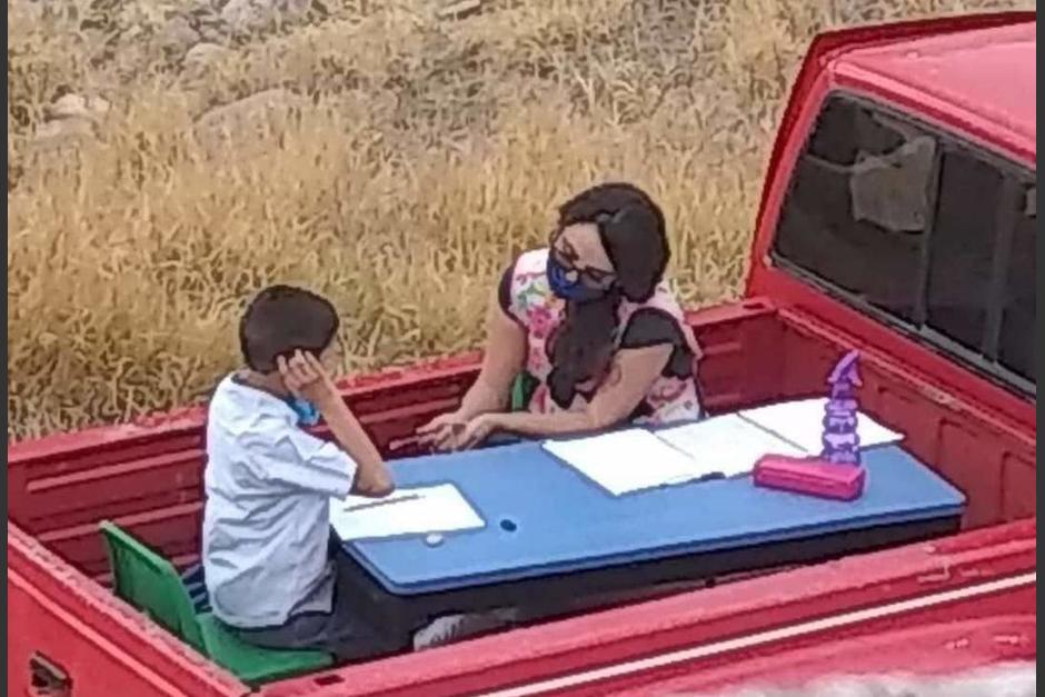 La profesora ha tenido que implementar otros recursos para llevar el conocimiento a sus alumnos. (Foto: Twitter @somosdeleongto)