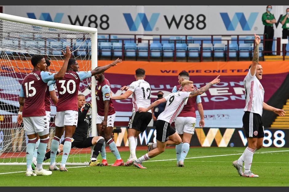 La pelota parece haber ingresado a la portería, pero el árbitro consideró que no pasó totalmente la línea de gol. (Foto: AFP)