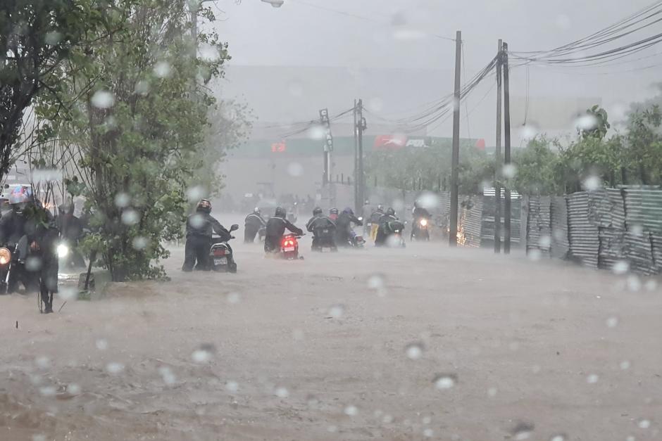 As&iacute; qued&oacute; inundada la Calzada La Paz. (Foto: Twitter Mar&iacute;a Estela David)&nbsp;