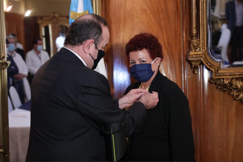 Alejandro Giammattei destituyó al exministro de Salud, Hugo Monroy; y nombró a Amelia Flores en su lugar. (Foto: Presidencia)