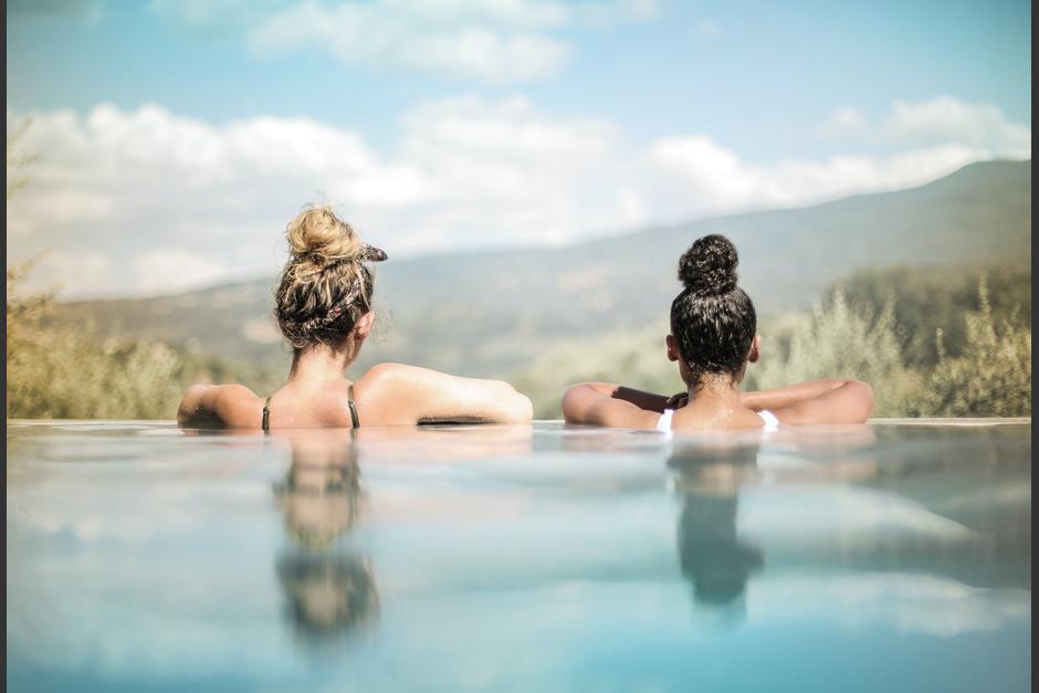 Revelan su sería posible el contagio de Covid-19 a través de piscinas o el mar. (Foto: Pexels)