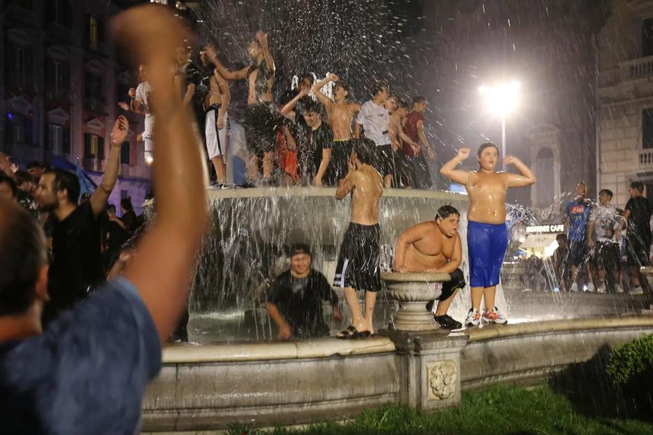 HInchas del Napoli celebraron el triunfo en las calles. (Foto: AFP)&nbsp;
