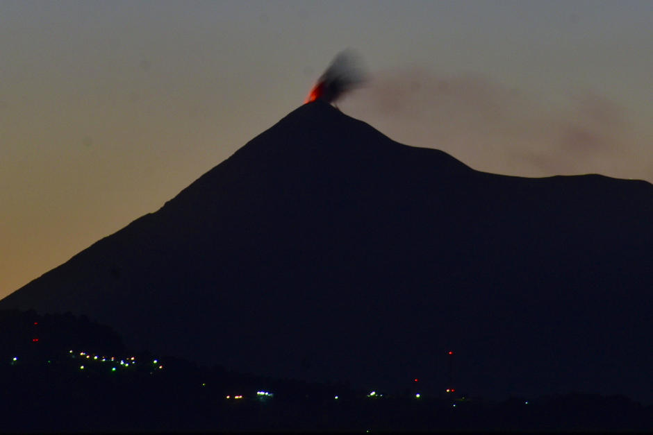 Vecinos de diversas comunidades han reportado los fuertes retumbos y hasta movimientos que generan las erupciones del volcán de Fuego. (Foto: Fredy Hernández/Soy502)
