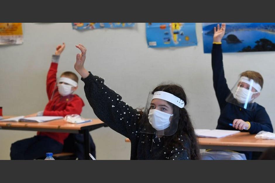 El estudio ofrece datos esperanzadores sobre la salud de los niños al momento de reanudar clases. (Foto: AFP)