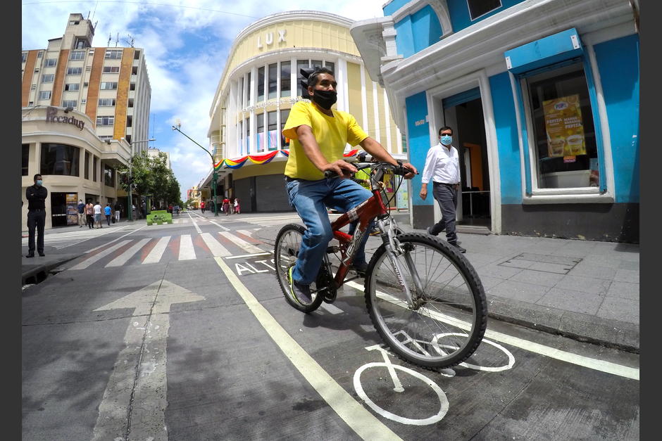 La ciclov&iacute;a de la Sexta Avenida permite una mejor movilidad de los ciclistas del Centro Hist&oacute;rico. (Foto: Fredy Hern&aacute;ndez/Soy502)