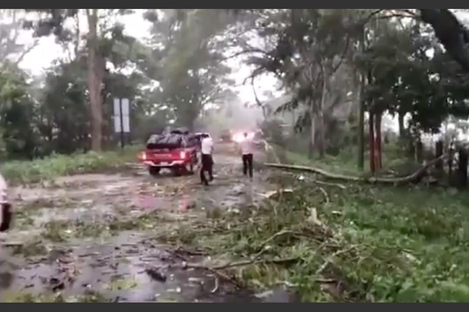 Un aparente tornado causó temor y daños en Jalpatagua, Jutiapa. (Foto: Captura de pantalla)
