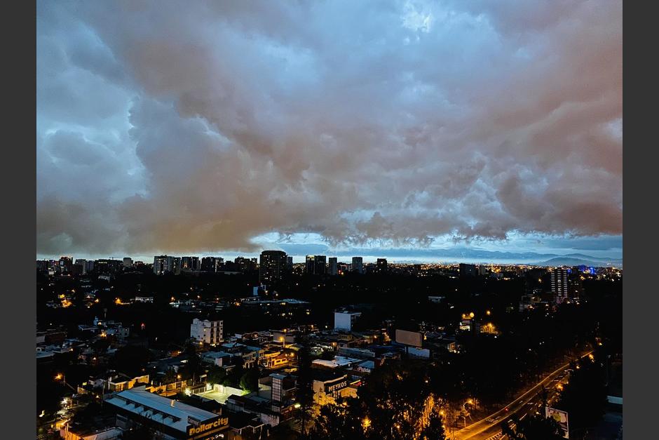 El atardecer del mi&eacute;rcoles fue captado por varios usuarios de las redes sociales. (Foto: Twitter/@carbonvivo)