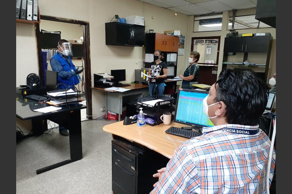 La PDH denunci&oacute; que empleados de Salud laboran a&uacute;n con sospechas de tener Covid-19. (Foto: PDH)