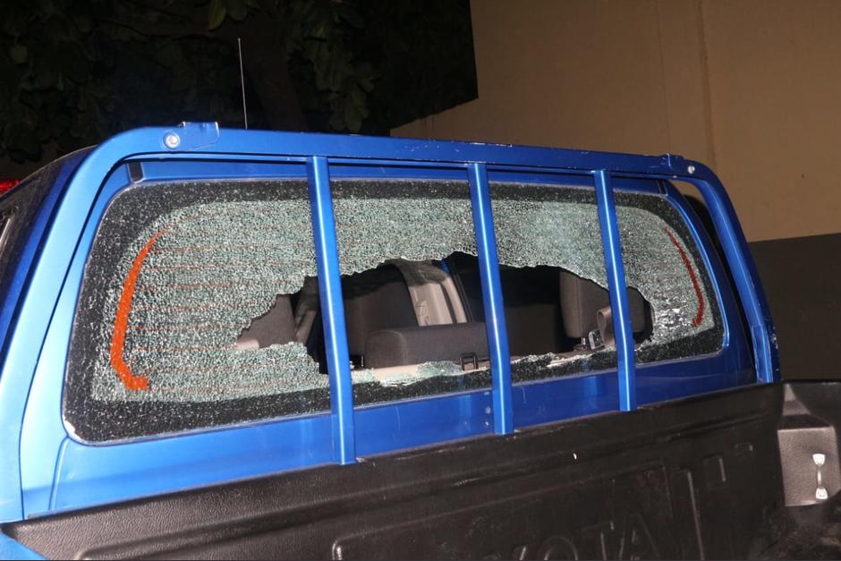 Así quedó una de las patrullas luego de la agresión sufrida por los agentes. (Foto: PNC)