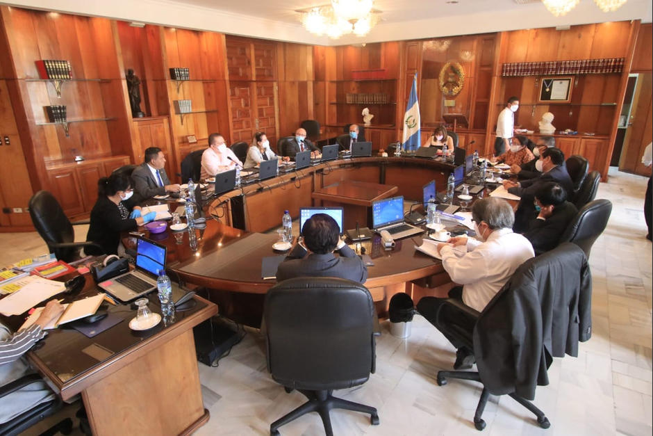 En la resolución que favoreció a Felipe Alejos aparece el sello de un exmagistrado. Este aparente error motivó una denuncia ante el Ministerio Público. (Foto: Organismo Judicial)