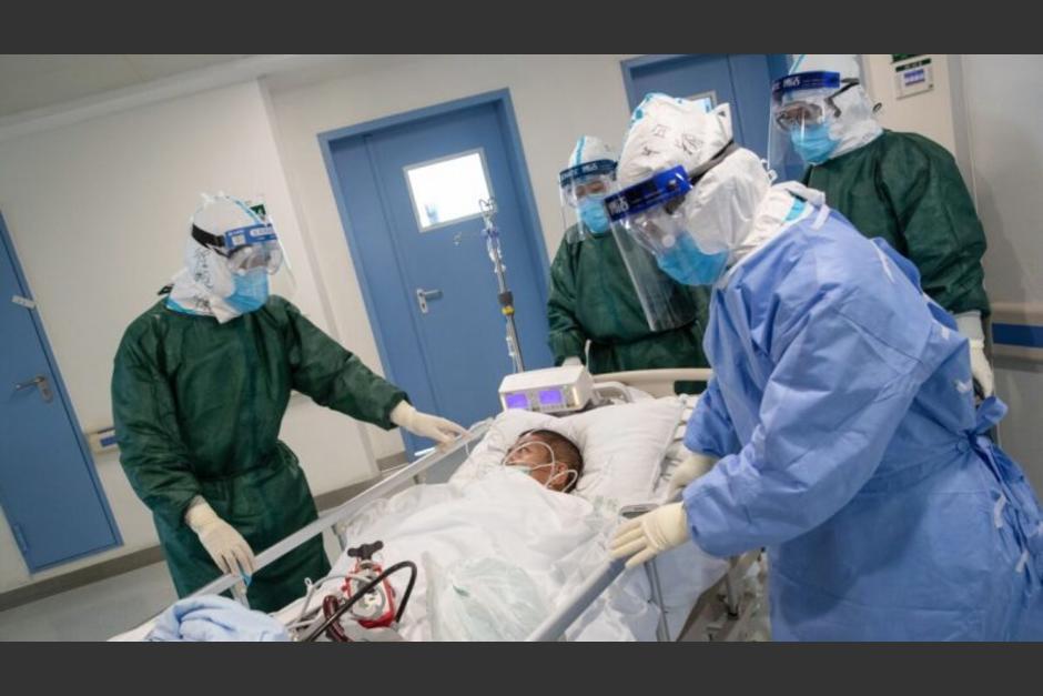 Un hombre con Covid-19 se desplomó en el ingreso del IGSS en Escuintla. (Foto: AFP/Soy502)