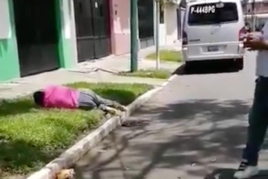 En redes sociales circuló un video donde se observa a una mujer tendida en la vía pública. (Foto: captura video)&nbsp;