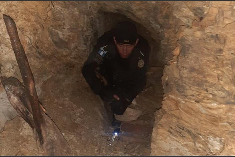 Un antiguo sistema de drenajes fue localizado por agentes de la polic&iacute;a y se presume que es utilizado por los pandilleros como guarida. (Foto: PNC)