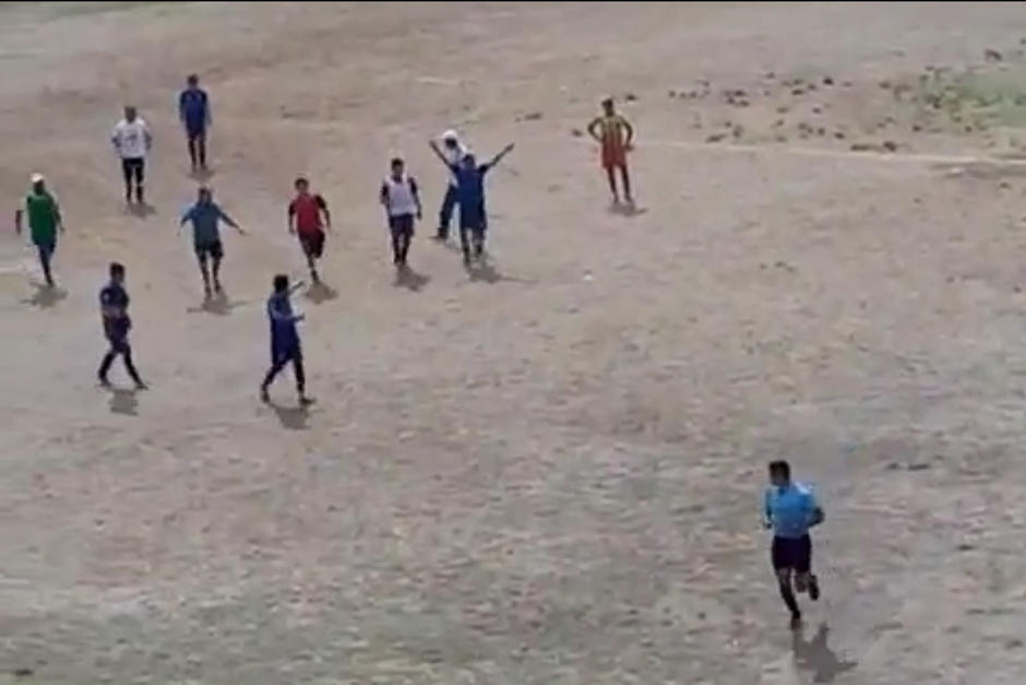 Un &aacute;rbitro busc&oacute; refugiarse tras ser perseguido por aficionados y cuerpo t&eacute;cnico de un equipo. (Foto: Captura de pantalla)