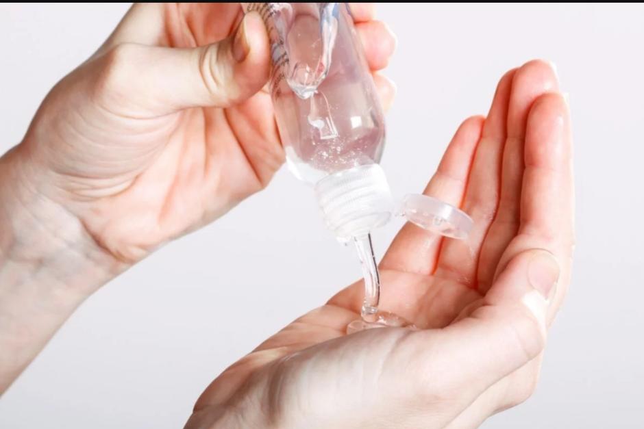 El gel antibacterial con alcohol de por lo menos 60% es el recomendado en tiempos del COVID-19. (Foto: La verdad noticias)