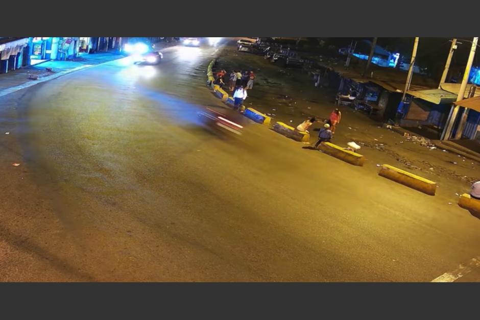 El motorista se choc&oacute; contra un carro que intenta detener la marcha para evitar el impacto. (Foto: captura pantalla)&nbsp;