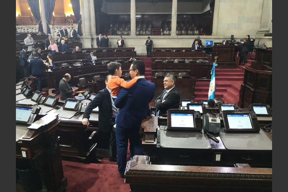 Varios diputados se acercaron a conocer al hijo de su colega. (Foto: José Miguel Castañeda/Soy502)