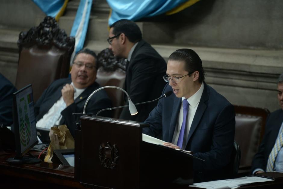 Alejos leía iniciativas de ley de reciente ingreso cuando sus compañeros le gritaron que no entendían lo que él decía. (Foto: Wilder López/Soy502)